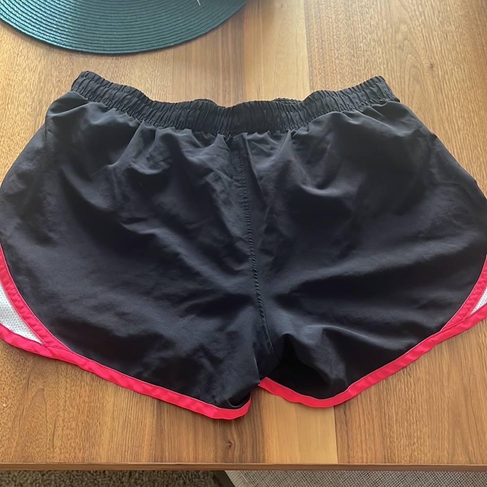 Under Armour running Shorts
Gently used. 
Size sm
Black with Pink 
#406